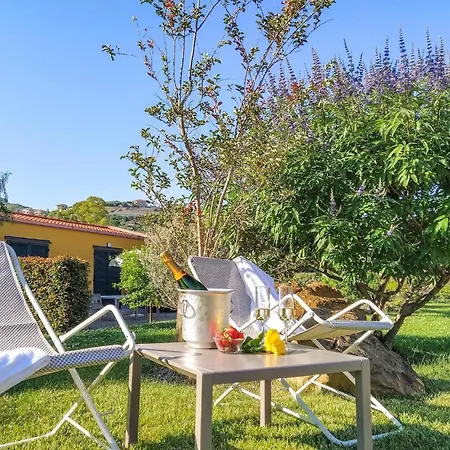 1 Bedroom In דירה *