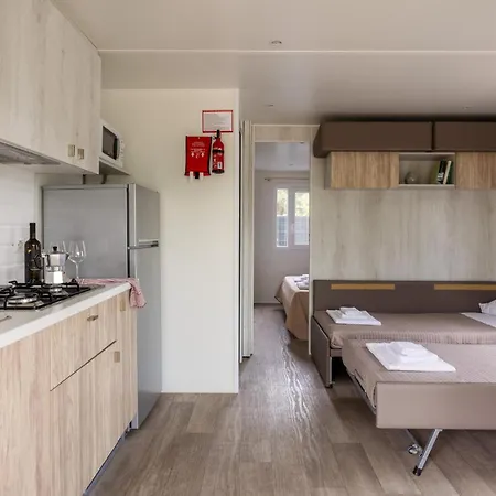 1 Bedroom In דירה